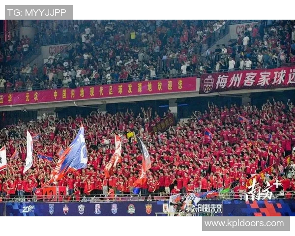 香港足球明星队现场激情演唱展现团队精神与音乐魅力引发观众热烈反响