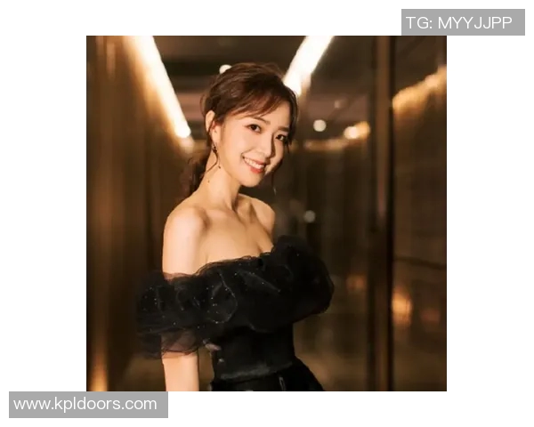 余霜化身足球明星展现独特魅力与技巧引发热议